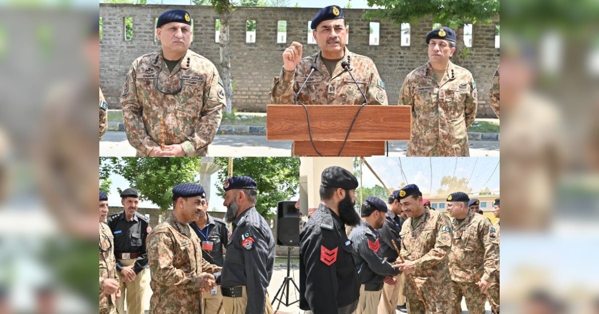 Pakistan Army officers briefing Pakistan Army officers briefing