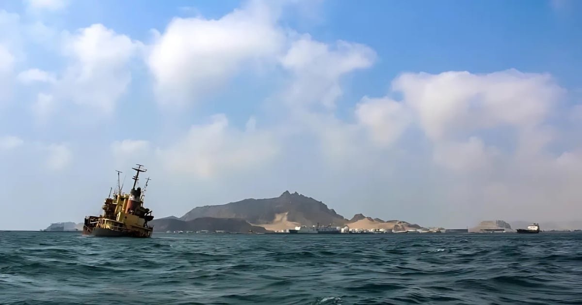 Ship Drowns, Yemen (2) Ship Drowns, Yemen