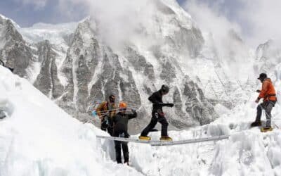 TODAYSTANCE Snowstorm Strands Hundreds of Trekkers on Mount Everest, Tibetan Side