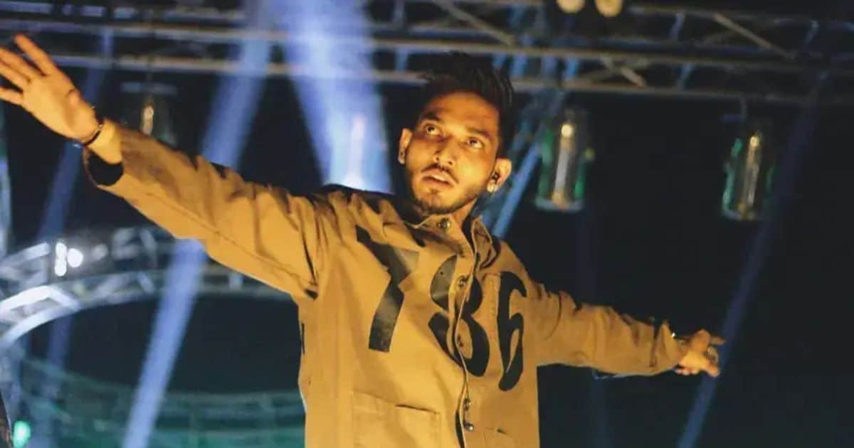 Talha Anjum Incident Sparks Debate on Society’s Disrespect for Artists Talha Anjum Incident Sparks Debate on Society's Disrespect for Artists