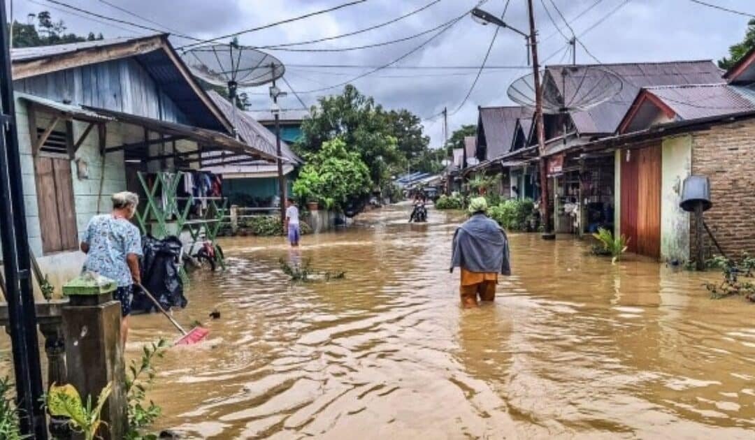 Floods in Indonesia’s Sibolga Claim Eight Lives, Displace Over 2,000 Residents