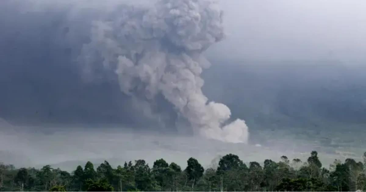 Indonesia’s Mount Semeru Erupts, Alert Level Raised to Highest Indonesia’s Mount Semeru Erupts, Alert Level Raised to Highest