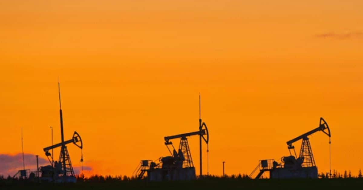 Oil Prices Fall as Supply Concerns and Weak U.S. Demand Weigh on Market