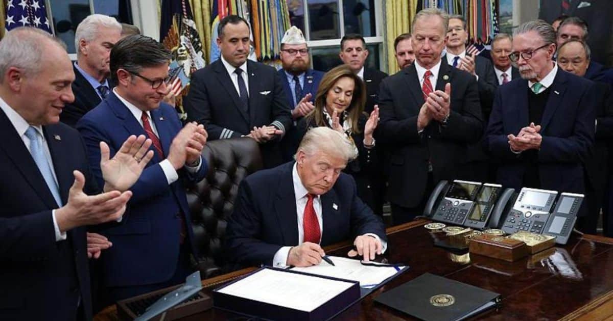 Trump Signs Spending Bill to End Record-Breaking U.S. Government Shutdown Trump Signs Spending Bill to End Record-Breaking U.S. Government Shutdown