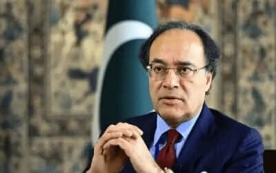 Finance Minister Highlights Pakistan’s ‘East Asia Moment,’ Urges Business Model Modernization