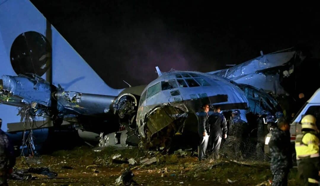 Bolivian Military Cargo Plane Crashes in El Alto, 15 Dead as Looting Erupts at Site