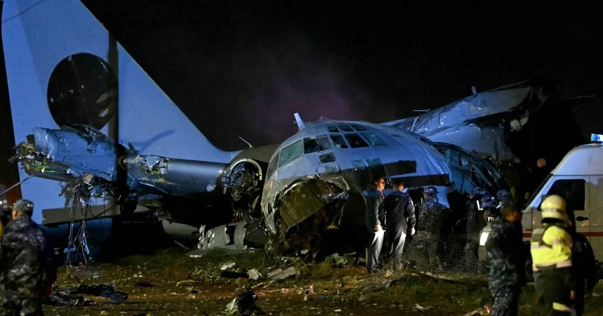 Bolivian Military Cargo Plane Crashes in El Alto, 15 Dead as Looting Erupts at Site Bolivian Military Cargo Plane Crashes in El Alto, 15 Dead as Looting Erupts at Site